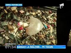 Bărbaţi pe tocuri de cel puţin zece centimetri, celebri pe internet