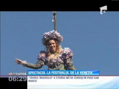 "Zborul Îngerului" a strâns mii de curioşi în piaţa San Marco din Veneţia