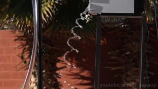 Video uimitor! Ce pot face vibraţiile şi apa?