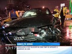 Un şofer a rănit trei oameni după ce a trecut pe culoarea roşie a semaforului