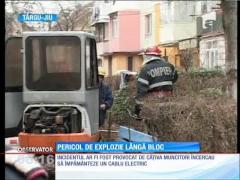 Dorel loveşte din nou! Câţiva muncitori au spart o conductă de gaze lângă un bloc din Târgu-Jiu