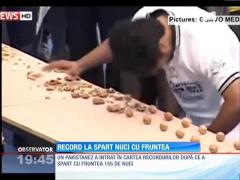 Record la spartul nucilor cu fruntea!