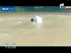 Vietnam: Copiii sunt puşi într-un sac de plastic pentru a ajunge la şcoală