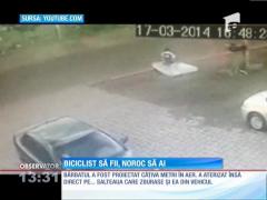Un biciclist a fost lovit din mers de o maşină