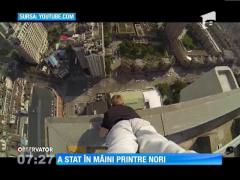 A reuşit să stea în mâini pe marginea acoperişului unei clădiri cu 40 de etaje