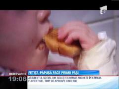 Fetiţa-păpuşă face primii paşi!