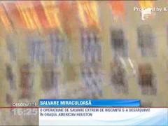 Salvare spectaculoasă dintr-o clădire cuprinsă de flăcări