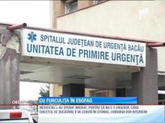 Un bărbat umblă cu o furculiţă în gât de două zile