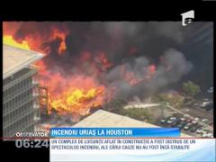 Un incendiu uriaş a distrus un complex de locuinţe din Houston