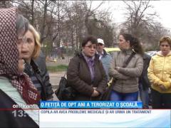 O fetiță de opt ani a terorizat o școală