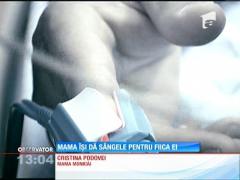 Mama își dă sângele pentru fiica ei
