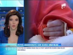Fetiță abandonată sub scara unui bloc