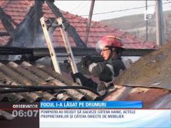 Două familii au rămas pe stradă, după ce casa le-a fost mistuită de flăcări