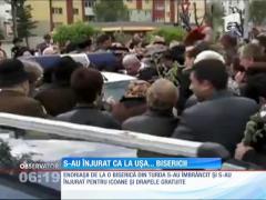 Turda: S-au îmbrâncit pentru icoane și drapele gratuite