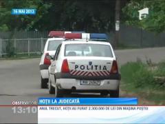 Hoţii care au golit de bani maşina poştei au fost trimişi în judecată