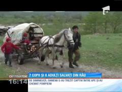 Miracolele au loc înainte de Paşte! Pompierii dâmboviţeni au salvat dintr-un râu umflat 15 persoane