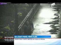 2 tineri s-au distrat teribil într-un mod de neînţeles!  Au vandalizat un pod plin cu flori