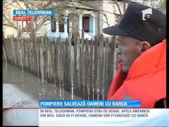Pompierii salvează oamenii din Teleorman cu barca