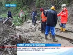 Inundaţiile au blocat mai multe drumuri şi căi ferate din ţară