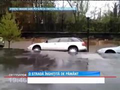 Scene incredibile! Strada inghițită de o alunecare de pământ