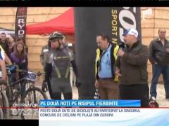 Concurs de ciclism pe nisipul de la mare