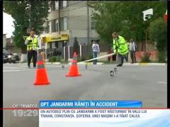Autobuz plin cu jandarmi, implicat într-un accident rutier. 9  oameni au fost răniţi