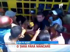 Foamete în Venezuela! Localnicii se bat pe o bucată de pânie
