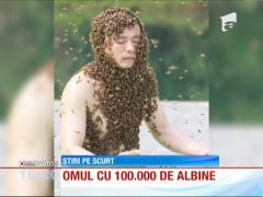 Un bărbat a stat acoperit de albine aproape 54 de minute şi nu a fost inţepat