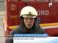 O bucată de tencuială desprinsă de pe faţata unei clădiri din Sibiu era să le ucidă pe două tinere