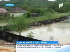 Strigător la cer!  Au furat sacii cu nisip din digul de protecţie împotriva apelor