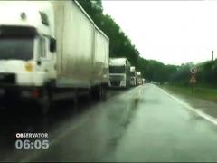 Un taxi a fost spulberat de un TIR