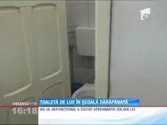 Școala cade, toaleta e de lux!