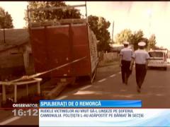 Tragedie! Spulberaţi de remorca unui camion