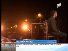 INEDIT! Teatru în piscină