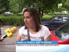 O tânără stă de 3 zile cu pruncul mort în pântec