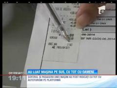 O mașină a fost luată pe sus cu tot cu oameni