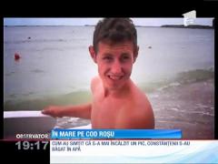 Câţiva tineri curajoşi s-au aruncat în valurile învolburate