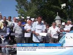 Pod consolidat cu hârtie, în semn de protest