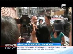 Bătaie cu pumni şi topoare pe ritmuri de manele