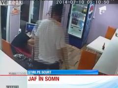 Unora li se întâmplă! O vânzătoare a fost jefuită în timp ce dormea