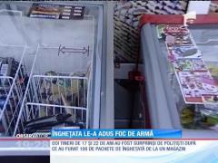 Doi tineri, prinși de polițiști în timp ce furau înghețată dintr-o ladă frigorifică