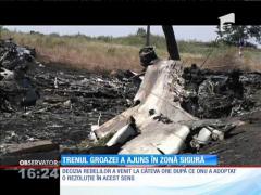 Trenul cu trupurile celor ucişi în avionul doborât în Ucraina a ajuns într-o zonă sigură