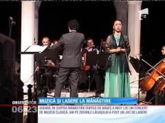 Lasere puternice au luminat faţada mănăstirii din Curtea de Argeș