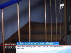 O fetiță care se juca pe casa scării a căzut în gol de la etajul patru