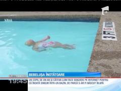 Un copil de un an și patru luni înoată singur într-un bazin