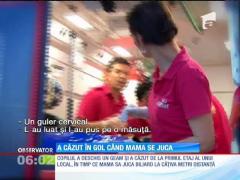 Un copil a căzut în gol când mama se juca biliard