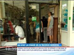 Românii s-au înghesuit să pună un bilet la loto