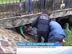 Prăbuşit peste balustrada podului
