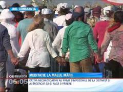 300 de oamenii au venit să mediteze împreună, la Simpozionul Internaţional de Yoga