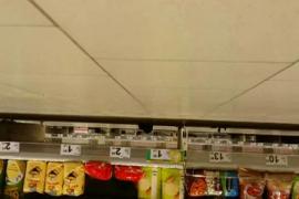 ŞOCANT! Ce au FILMAT oamenii sub RAFTURILE unui cunoscut hipermarket din Bucureşti